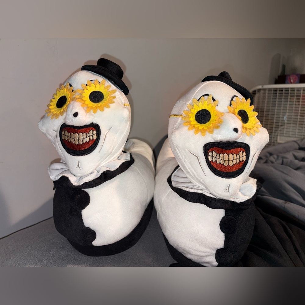 NWT Spirit Halloween Terrifier Art the Clown Slippers S/M